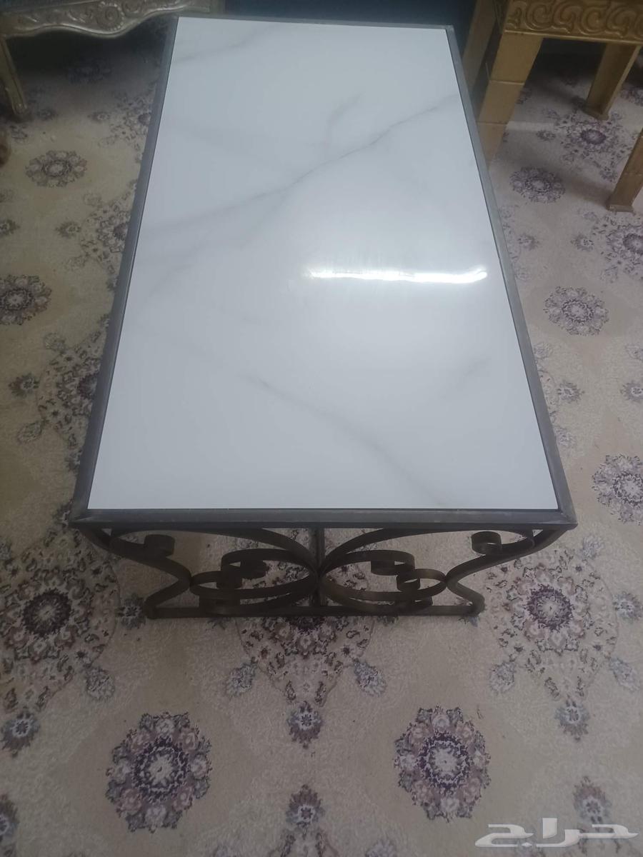 مجموعة طاولات خدمه زجاج وسراميك بحاله ممتازه للبيع على الس64623679815683112