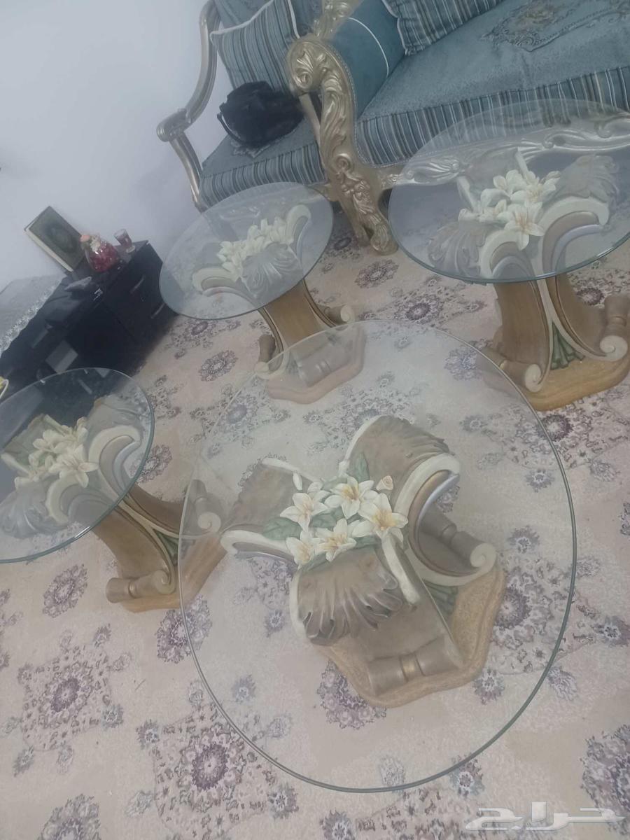 مجموعة طاولات خدمه زجاج وسراميك بحاله ممتازه للبيع على الس64623679815683110