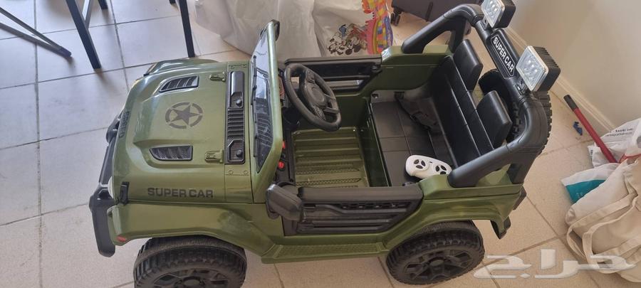 Kids car with remote(very good condition)64620543163138112