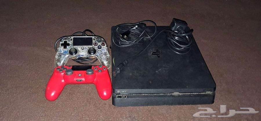 سوني4 الحاله ممتازه مع يدتين واحد اصليه و الثانيه لا64623110011650110