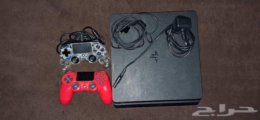 سوني4 الحاله ممتازه مع يدتين واحد اصليه و الثانيه لا64623110011650111