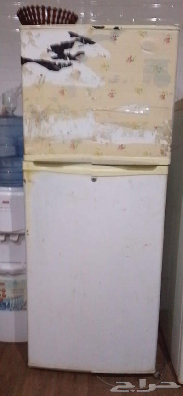 New refrigerator; freezer door is broken but still closes and opens64616641060227110