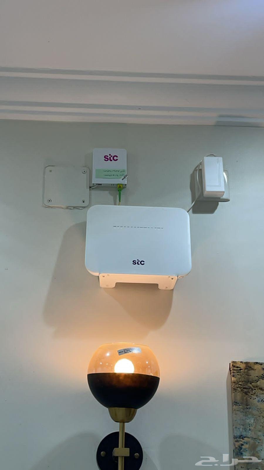 موظف ألياف بصريه شبكه الانترنت المنزلي64495624708353112