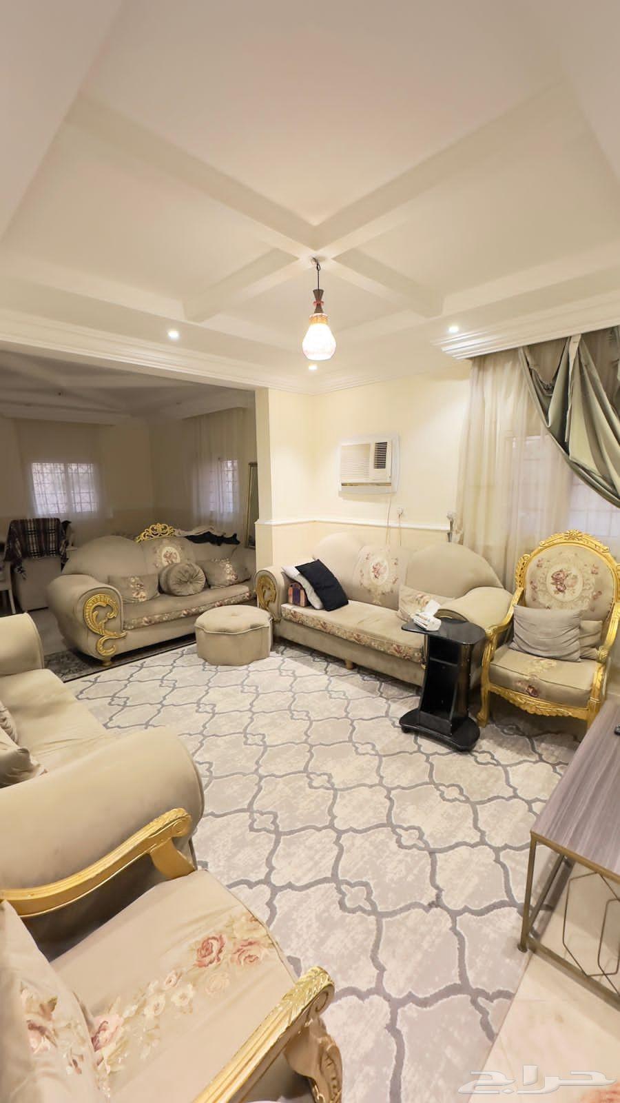 طقم كنب كلاسيكي كامل بحالة ممتازة جدا للبيع الفوري بسعر مغري64618115514499111