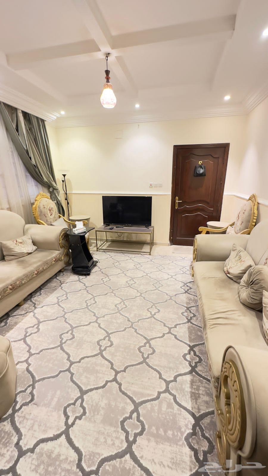 طقم كنب كلاسيكي كامل بحالة ممتازة جدا للبيع الفوري بسعر مغري64618115514499110