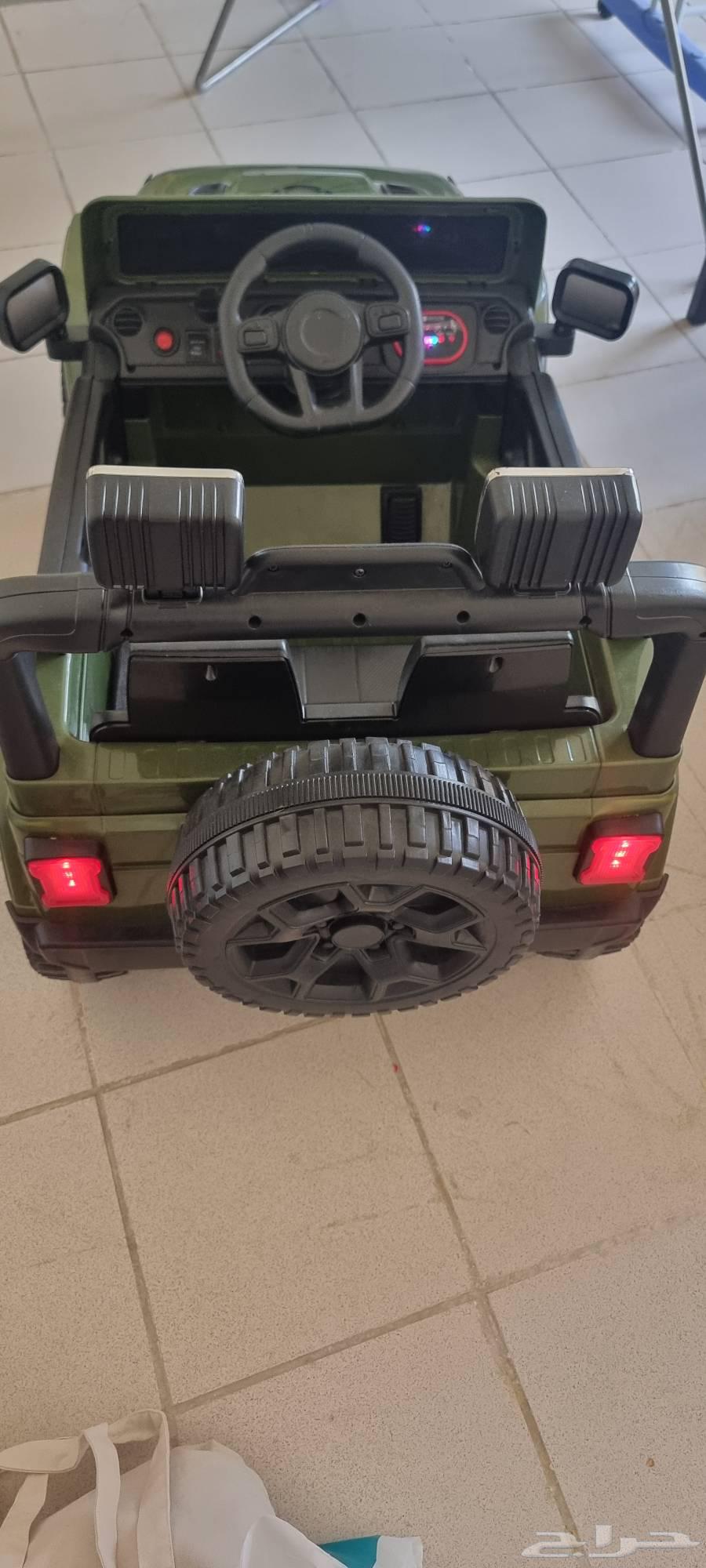 Kids car with remote(very good condition)64620543163138110