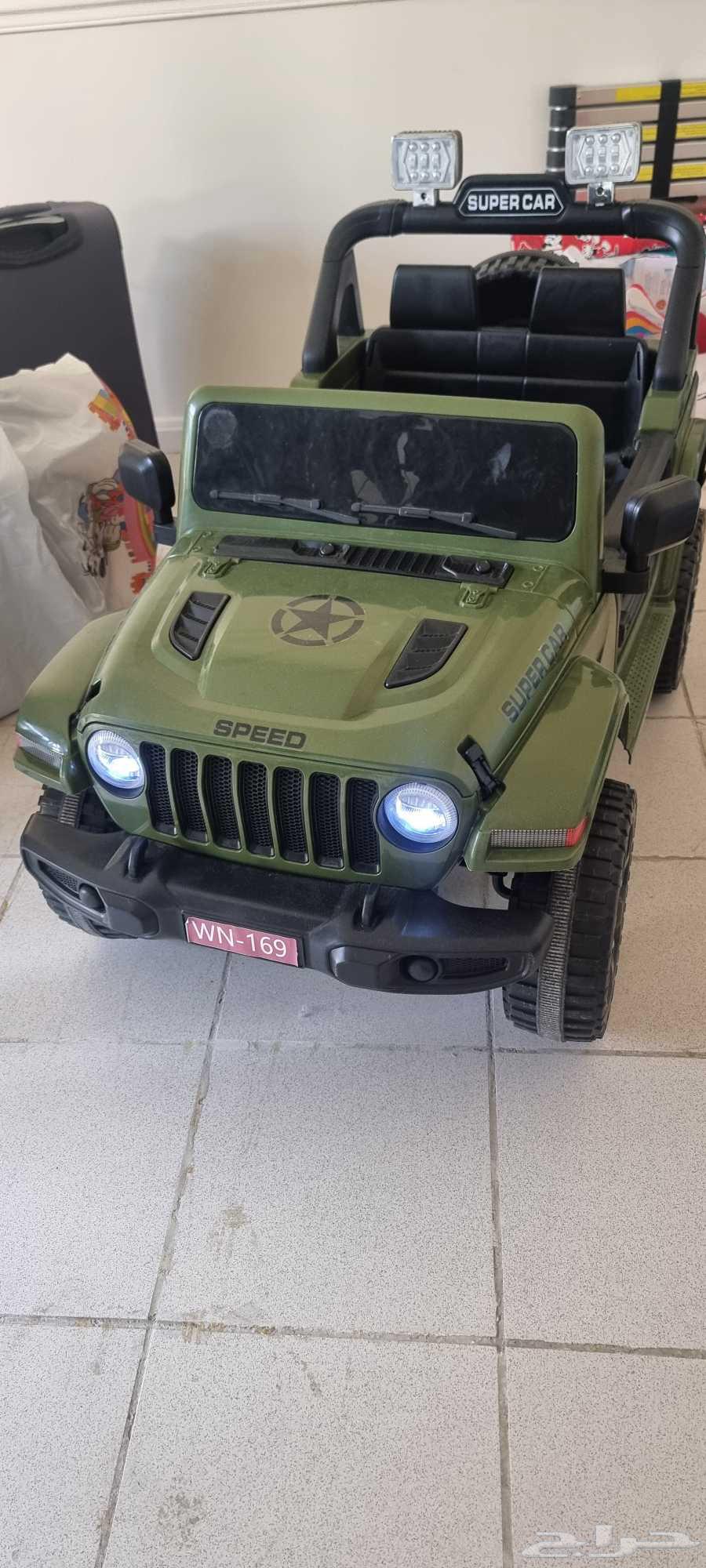 Kids car with remote(very good condition)64620543163138111