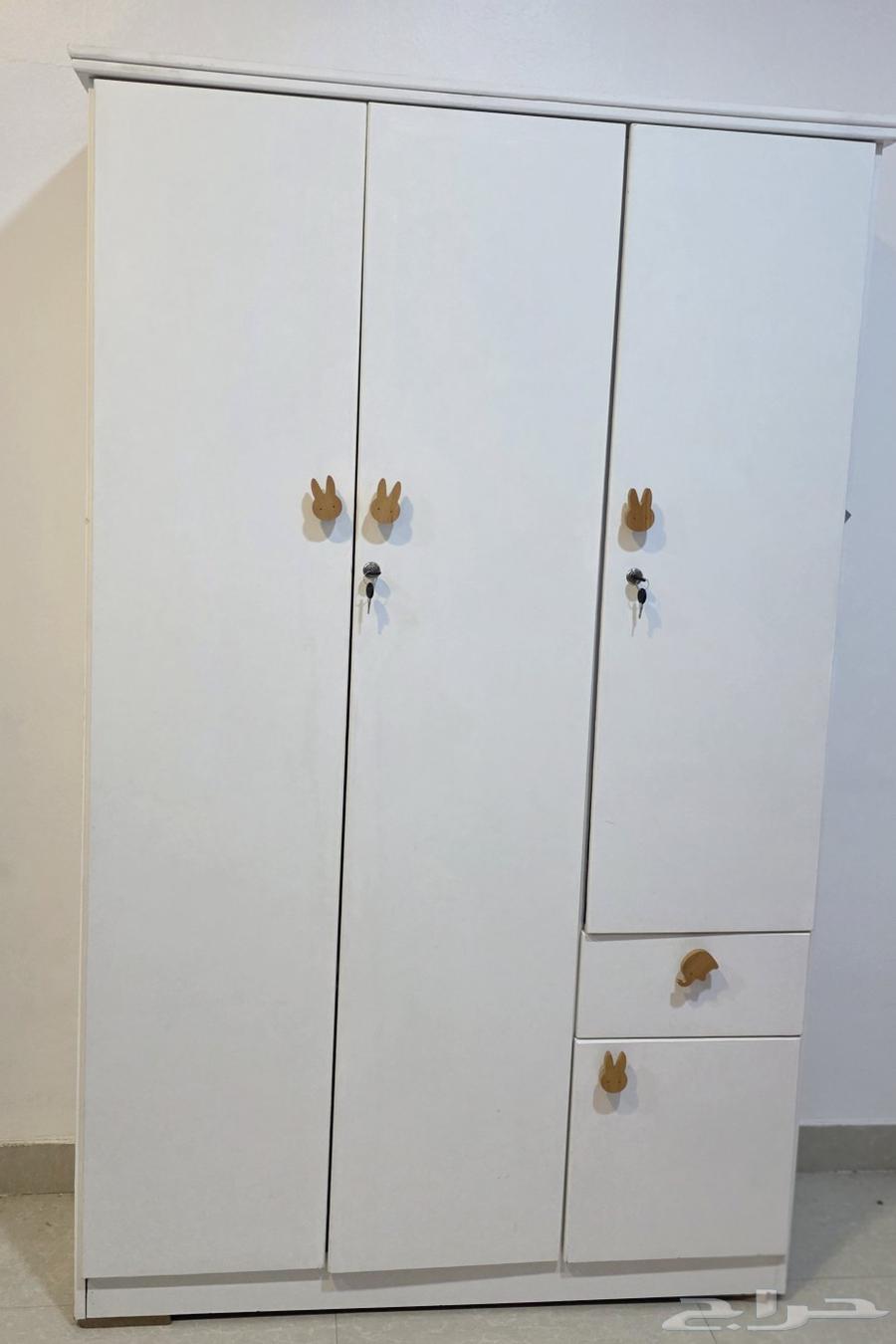 غرفة اطفال طاولة وسط خزانة وتسريحة64619455117059110