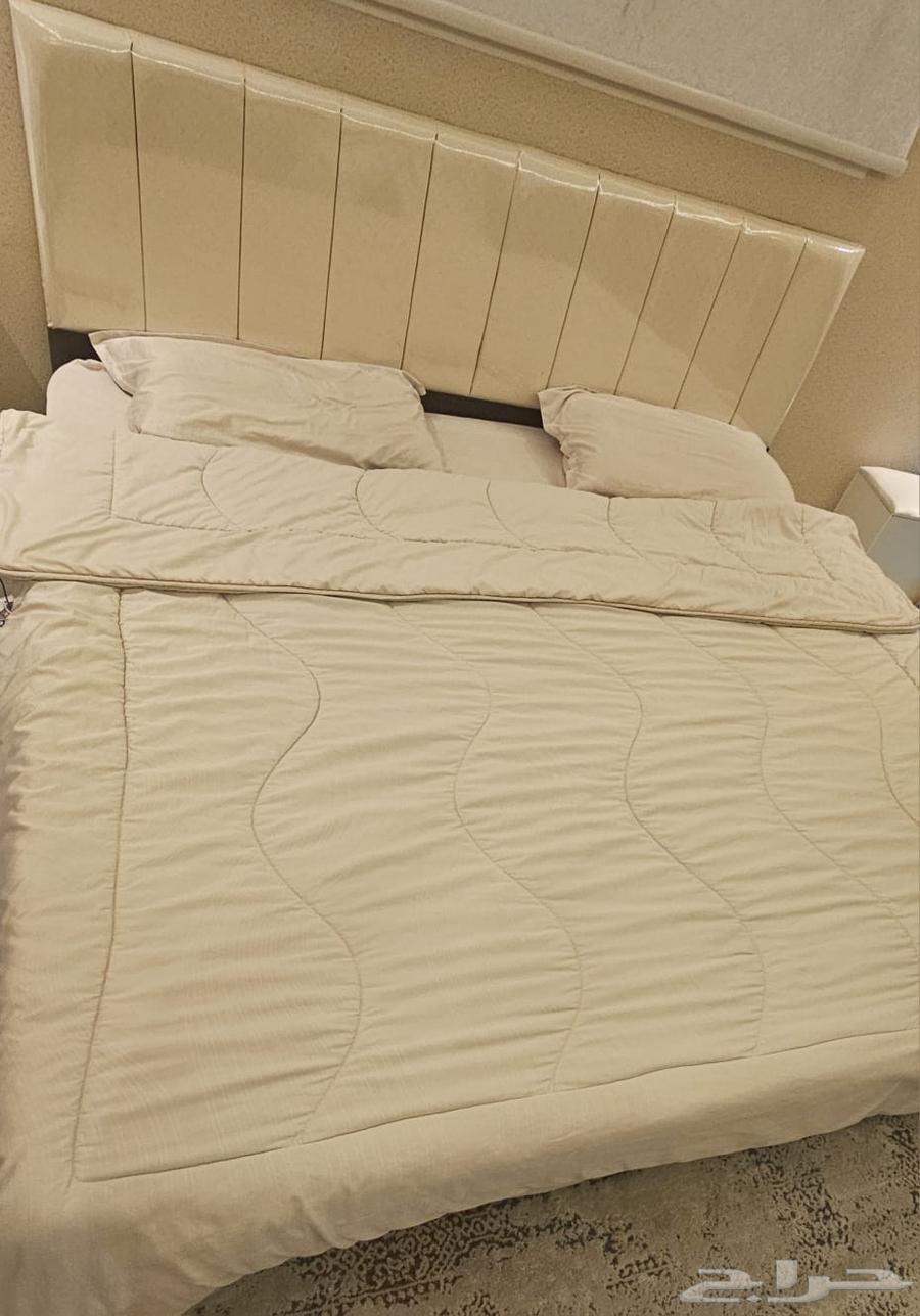 للبيع شبه جديد سرير مع الاسفنج والمفرش 2م 2م وغسالة جديدة64623306183297110