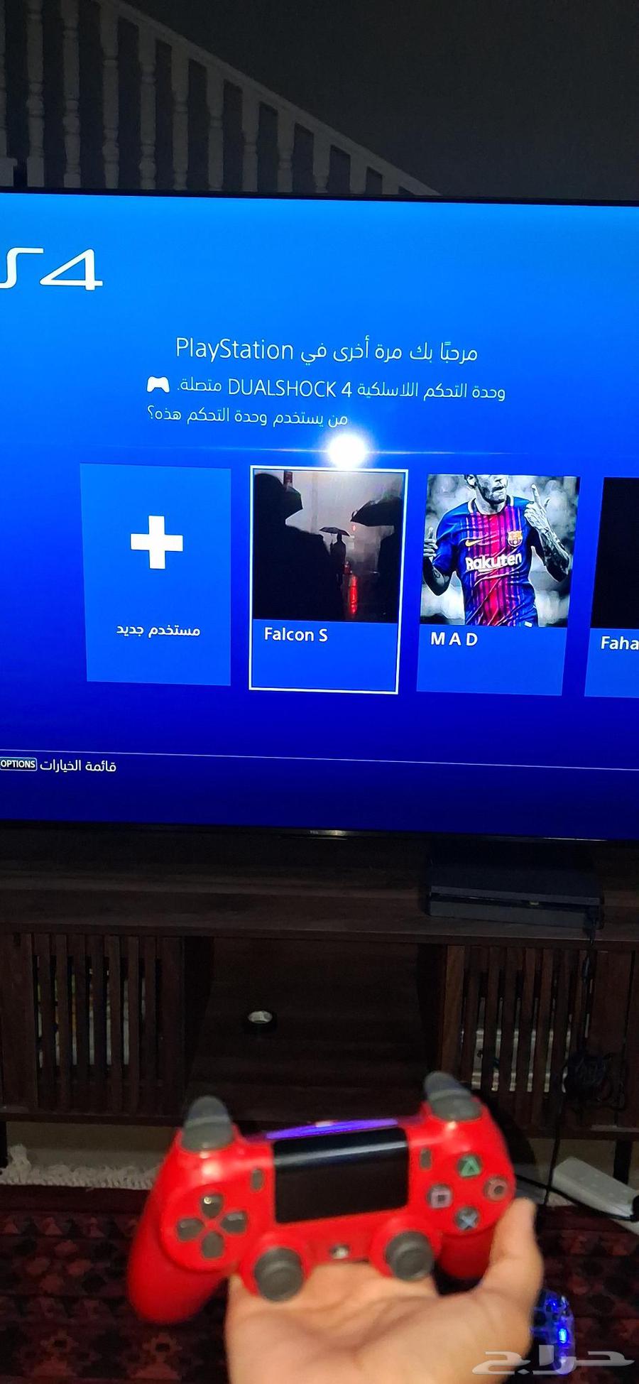 سوني4 الحاله ممتازه مع يدتين واحد اصليه و الثانيه لا64623110011650112