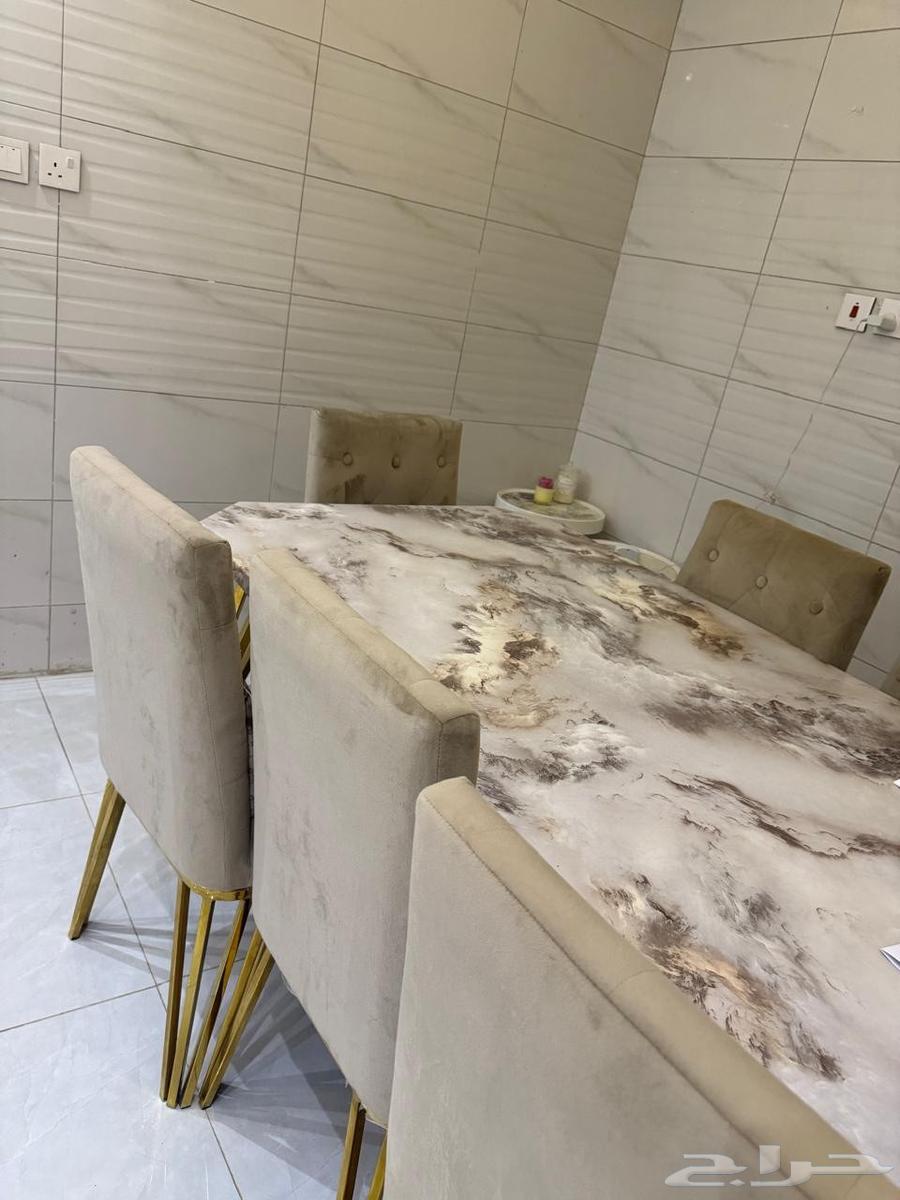 طاولة طعام رخام جديدة 8 كراسي لون ذهبي سبب البيع نقل إلى بيت64616865006595112
