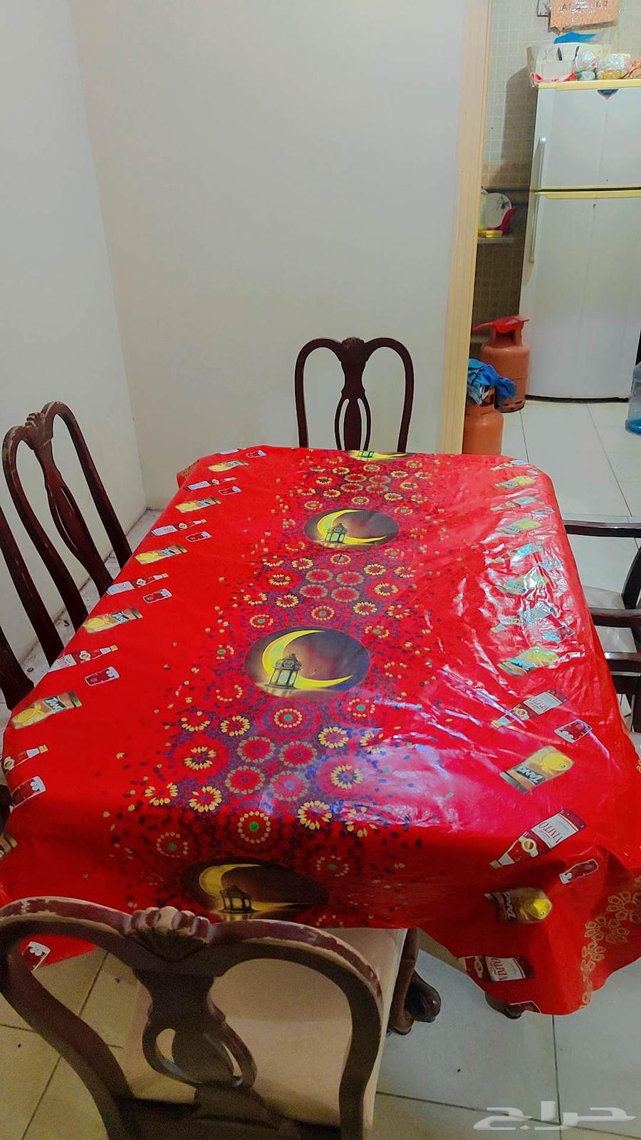 Dining table for sale, almost new, with 6 chairs64419078288643111