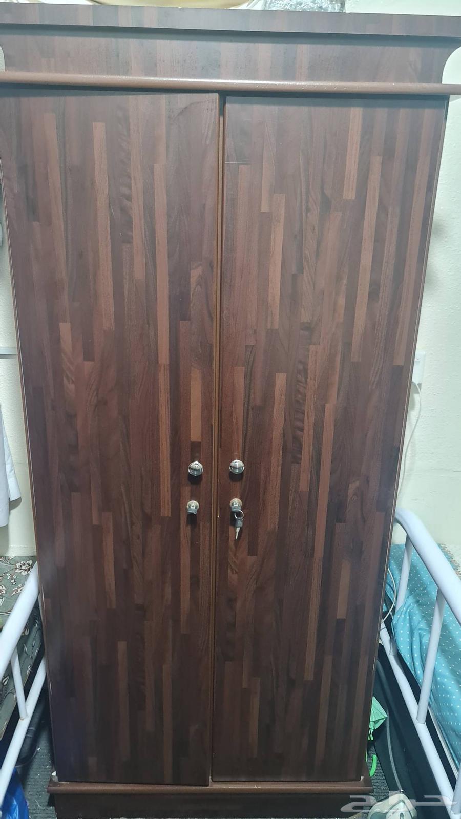 سرير حديد ابيض رسيما ودولاب64412292631811110