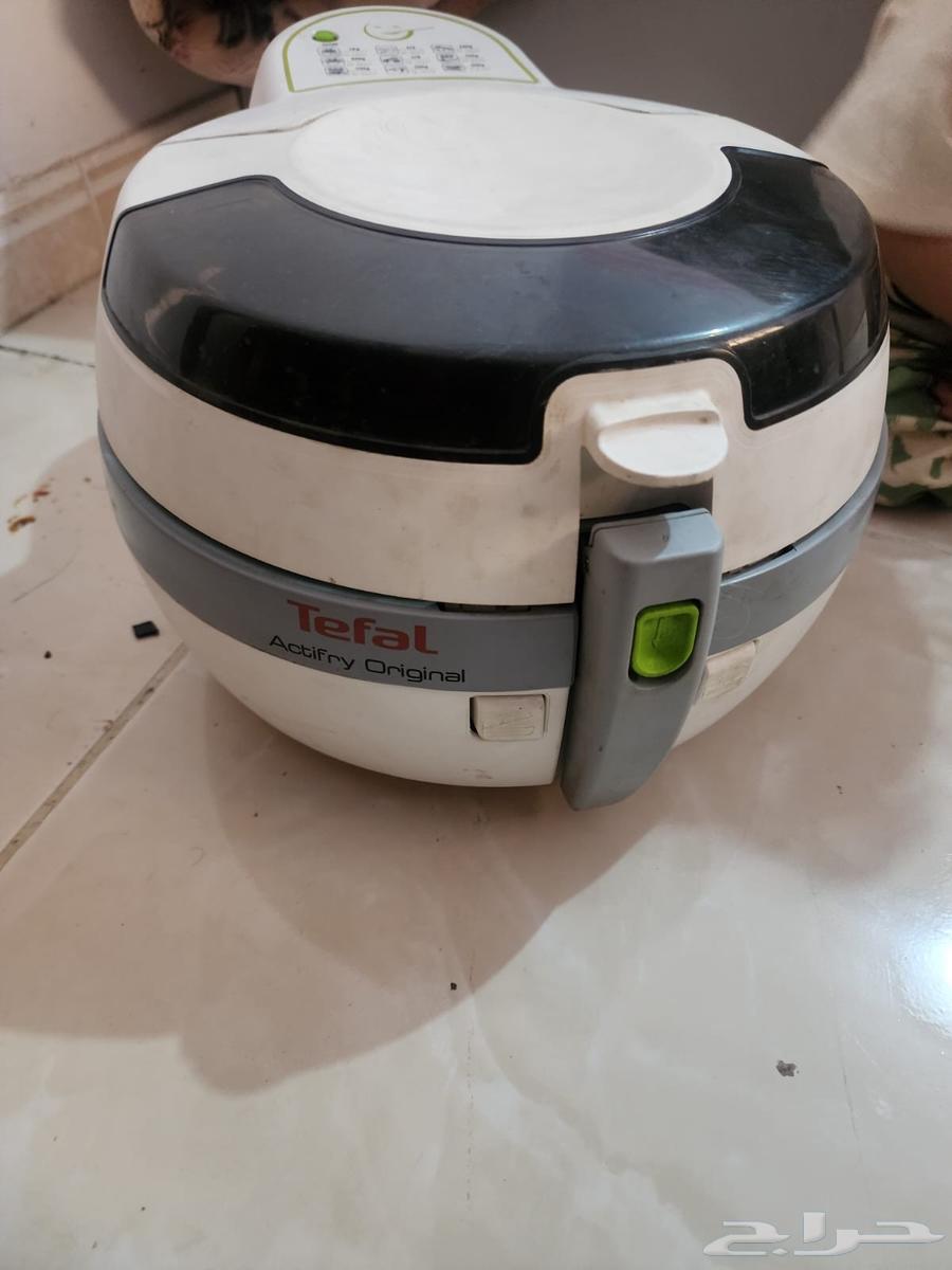 Items for sale: glasses, screen holder, screen, glass table, contact via WhatsApp64417944941443113