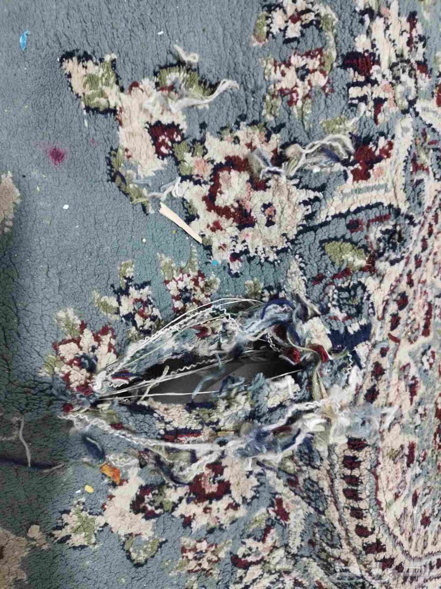 سجادة تركية يوجد بها شرخ كما في الصورة البيع بسبب السفر64414553794945111