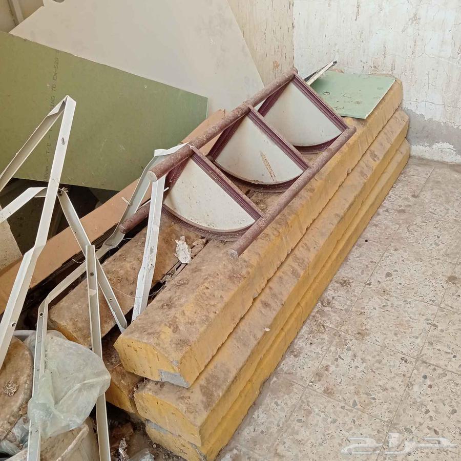 صبات وفواصل مواقف سيارات 8حبة مستعمل خفيف للتواصل64416610585219111