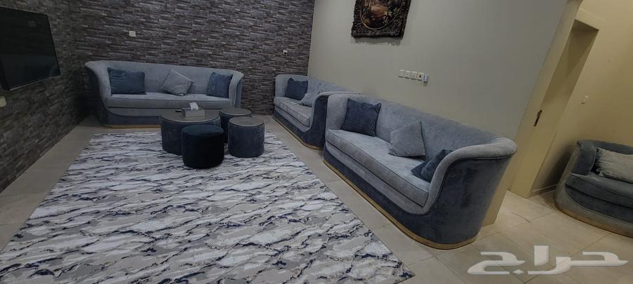 كنب للبيع 3 كنبات كبيرة مع 2 مفردة وطاولات . 500 ريال64417617724802112