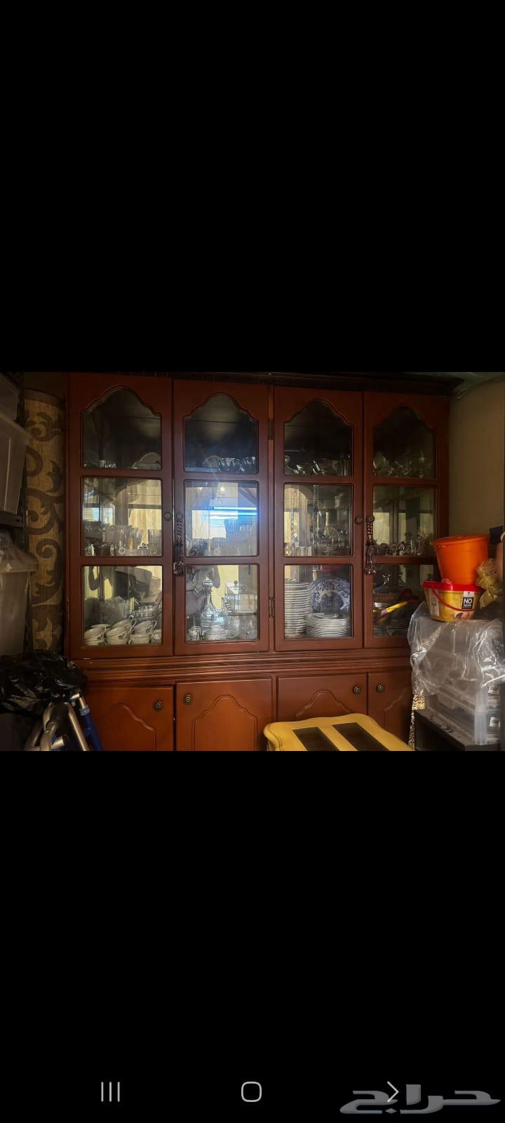 مكتبة صالة للبيع نظيفة وسليمة64417971984003110