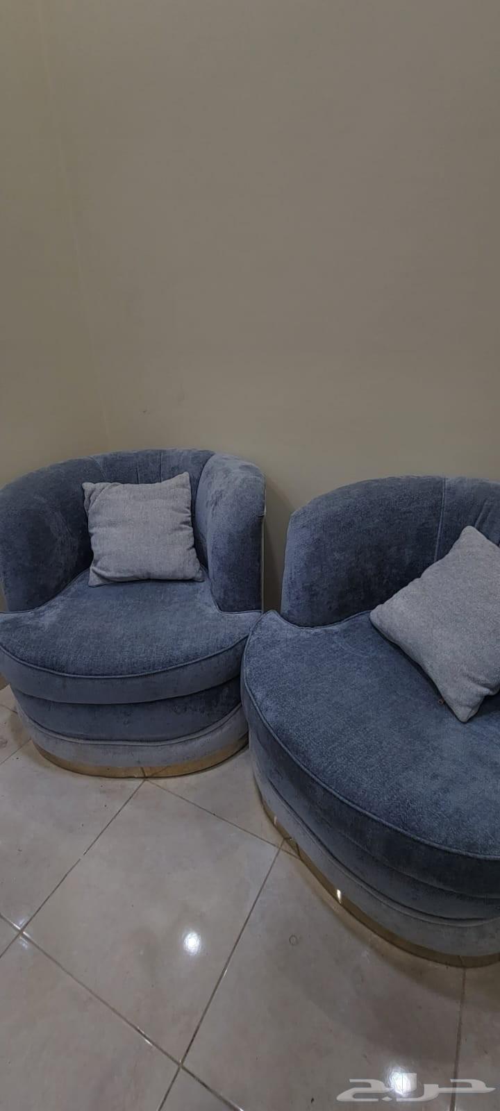 كنب للبيع 3 كنبات كبيرة مع 2 مفردة وطاولات . 500 ريال64417617724802114