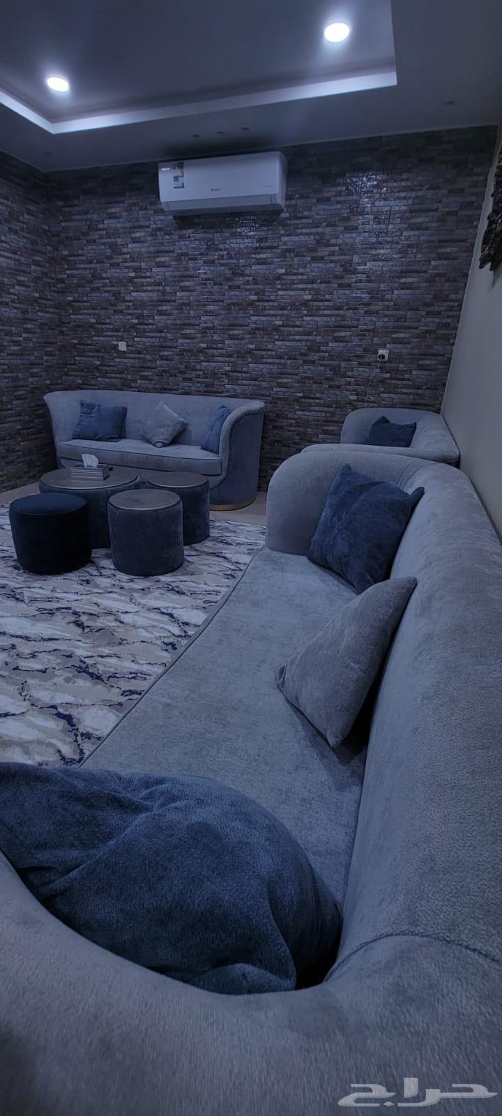 كنب للبيع 3 كنبات كبيرة مع 2 مفردة وطاولات . 500 ريال64417617724802110