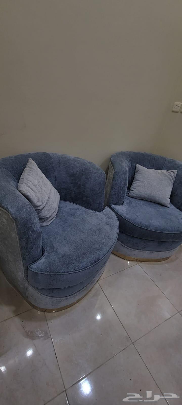 كنب للبيع 3 كنبات كبيرة مع 2 مفردة وطاولات . 500 ريال64417617724802113