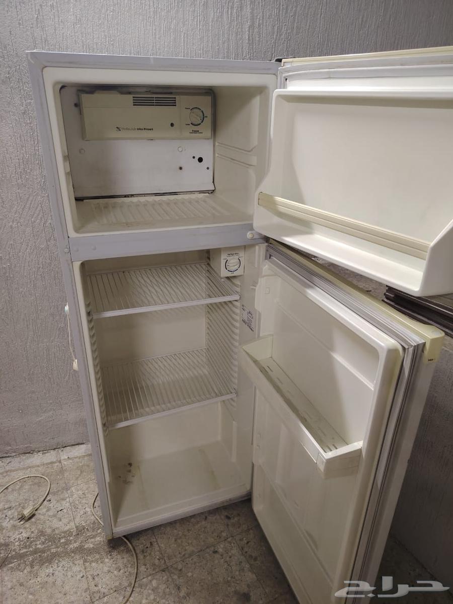 Medium-sized refrigerator64413379244930112