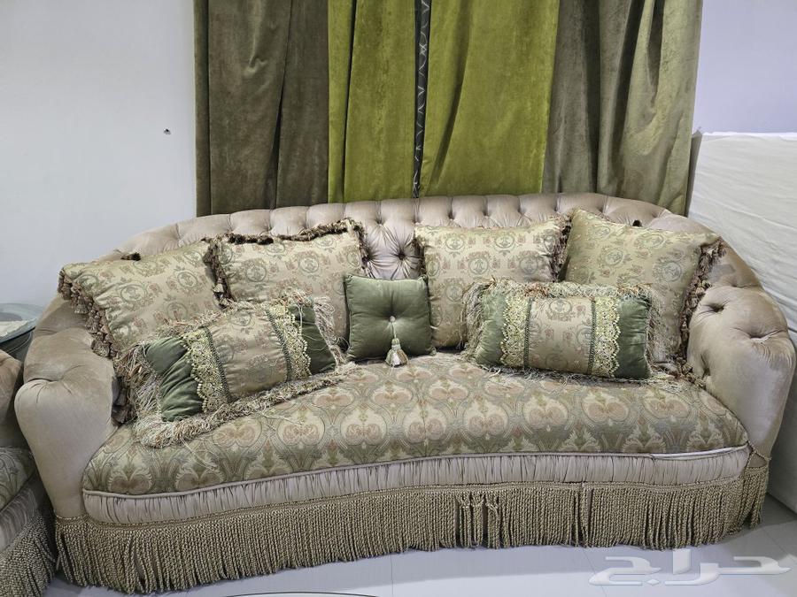 طقم كنب غير مستخدم للبيع مع طاولات الخدمه64424579673217114