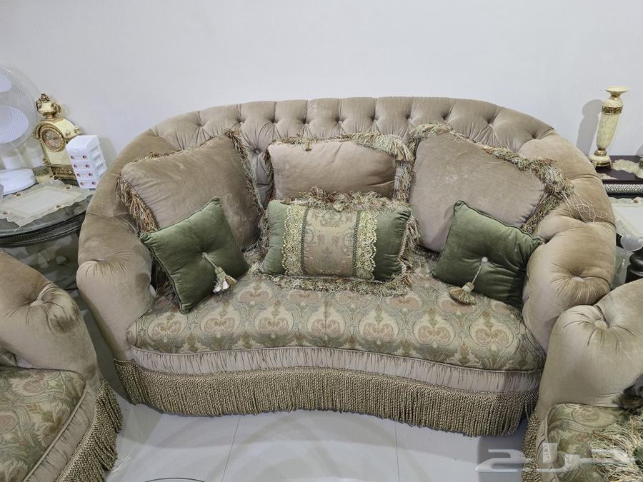 طقم كنب غير مستخدم للبيع مع طاولات الخدمه64424579673217111