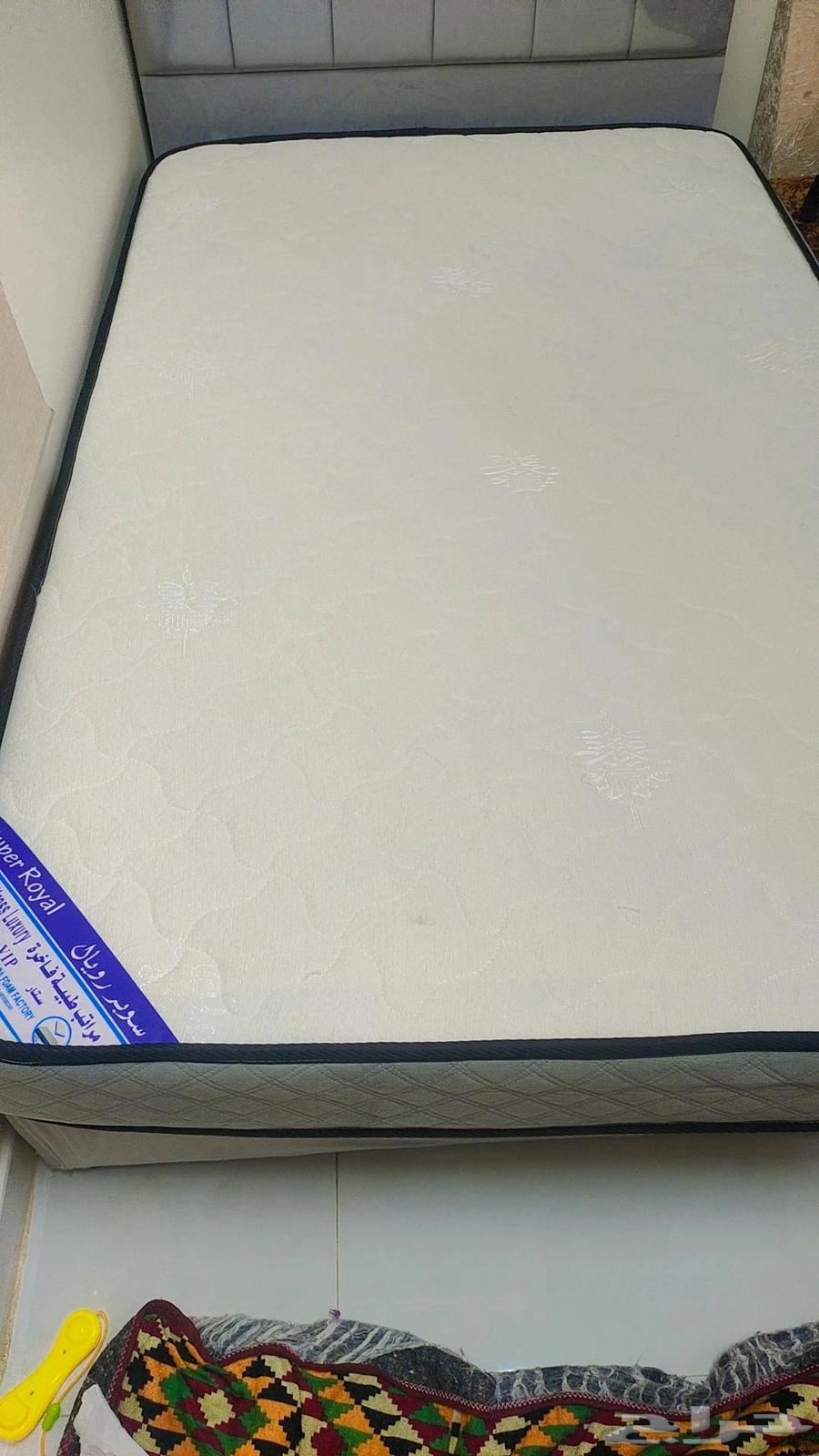 سرير بحاله جيده جدااا مع مرتبه ممتازه64421892840835111