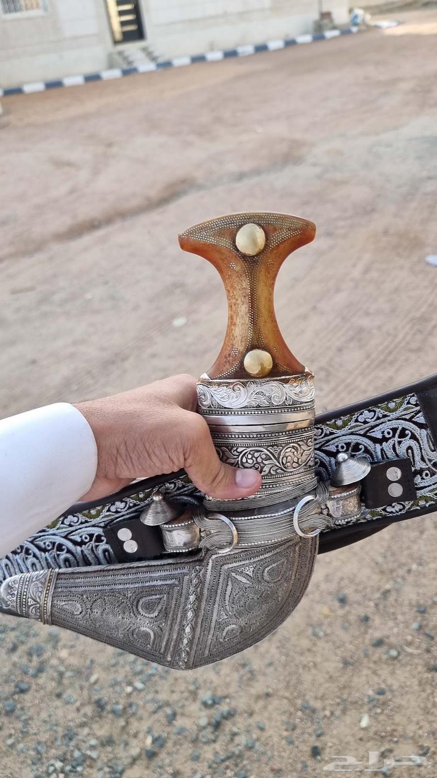 For sale an old Omani dagger with head and string64420485920387110
