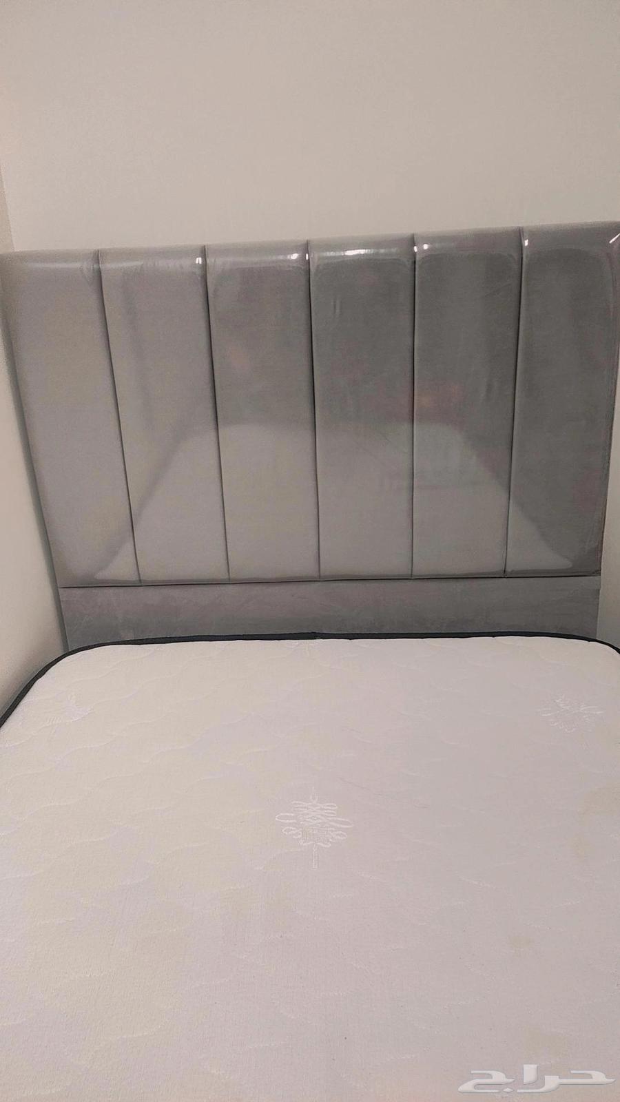 سرير بحاله جيده جدااا مع مرتبه ممتازه64421892840835112