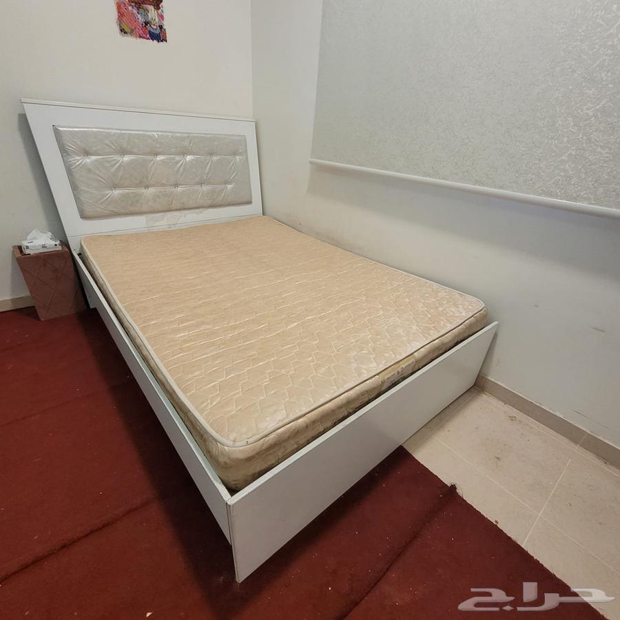 A bed measuring 140 cm by 200 cm. The bed is in good working condition64424280078082110
