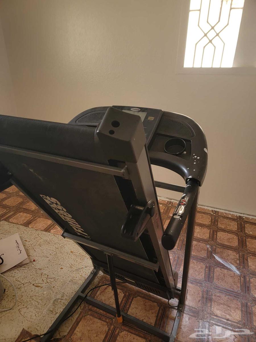 Treadmill and vibration machine for athlete for sale, vibration machine is in good condition no issues,64422558012289112