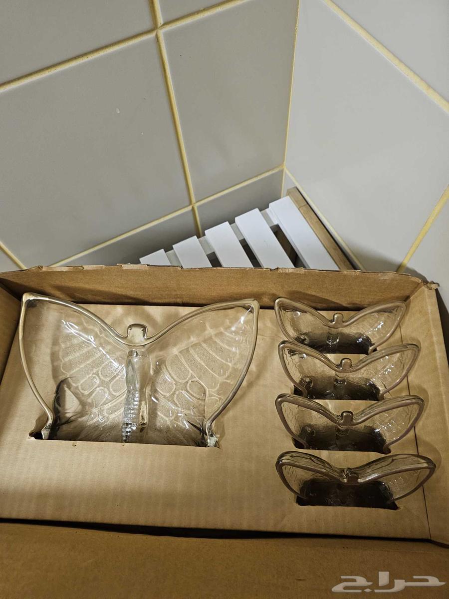 Italian nuts set with gilded edges64420674979329111