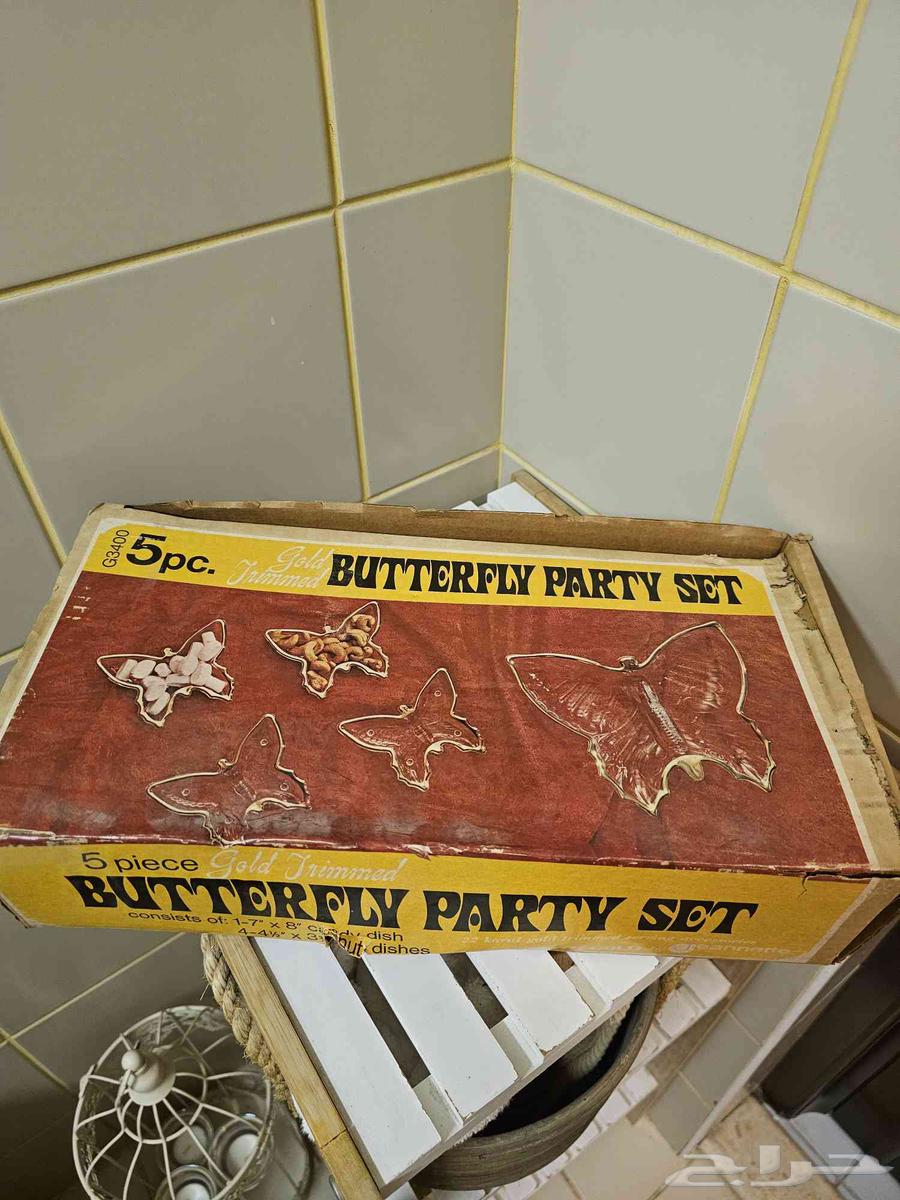 Italian nuts set with gilded edges64420674979329110