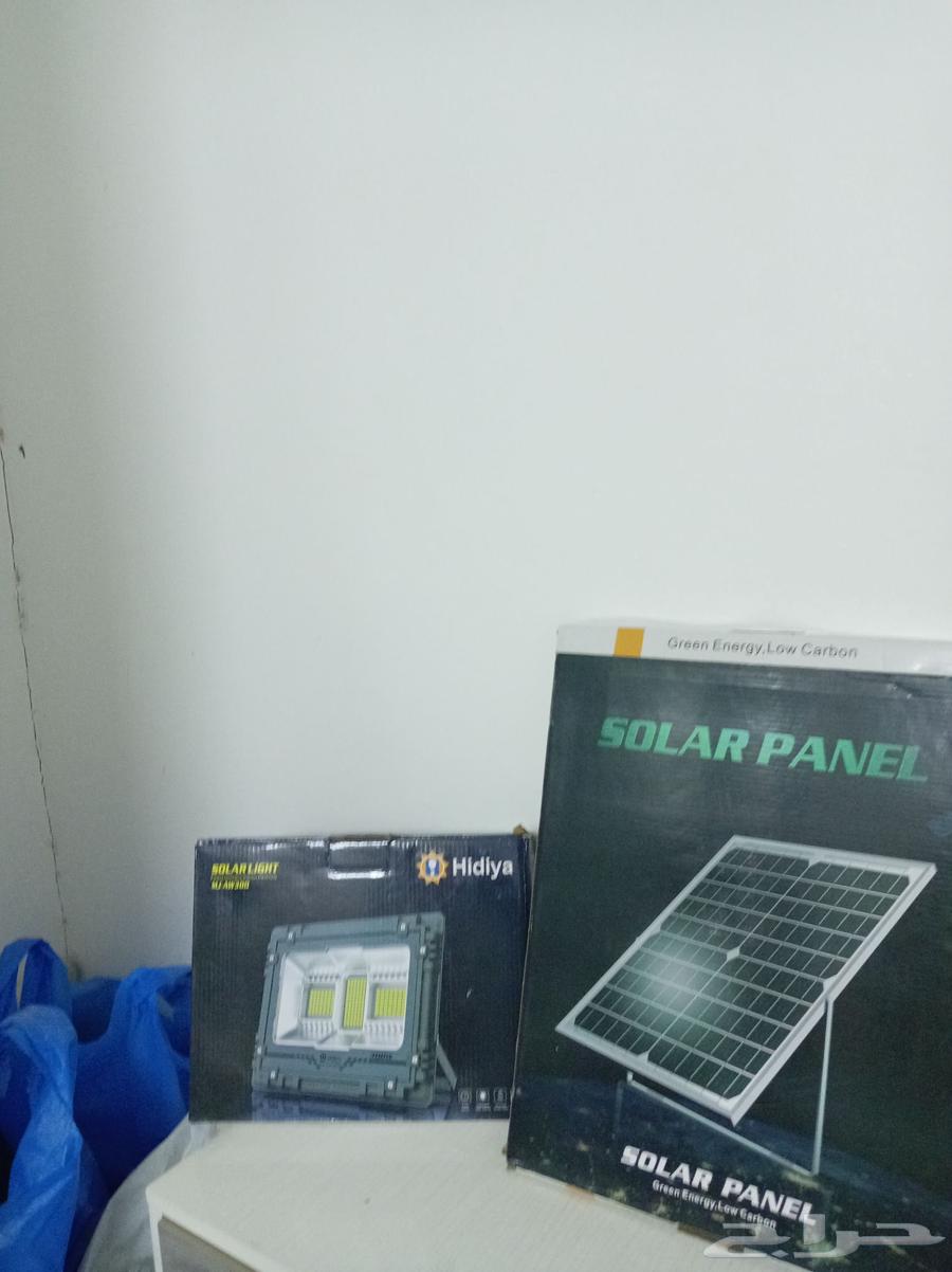 Two solar-powered spotlights. The first is 500 watts and the second is 300 watts, new64420418169217110
