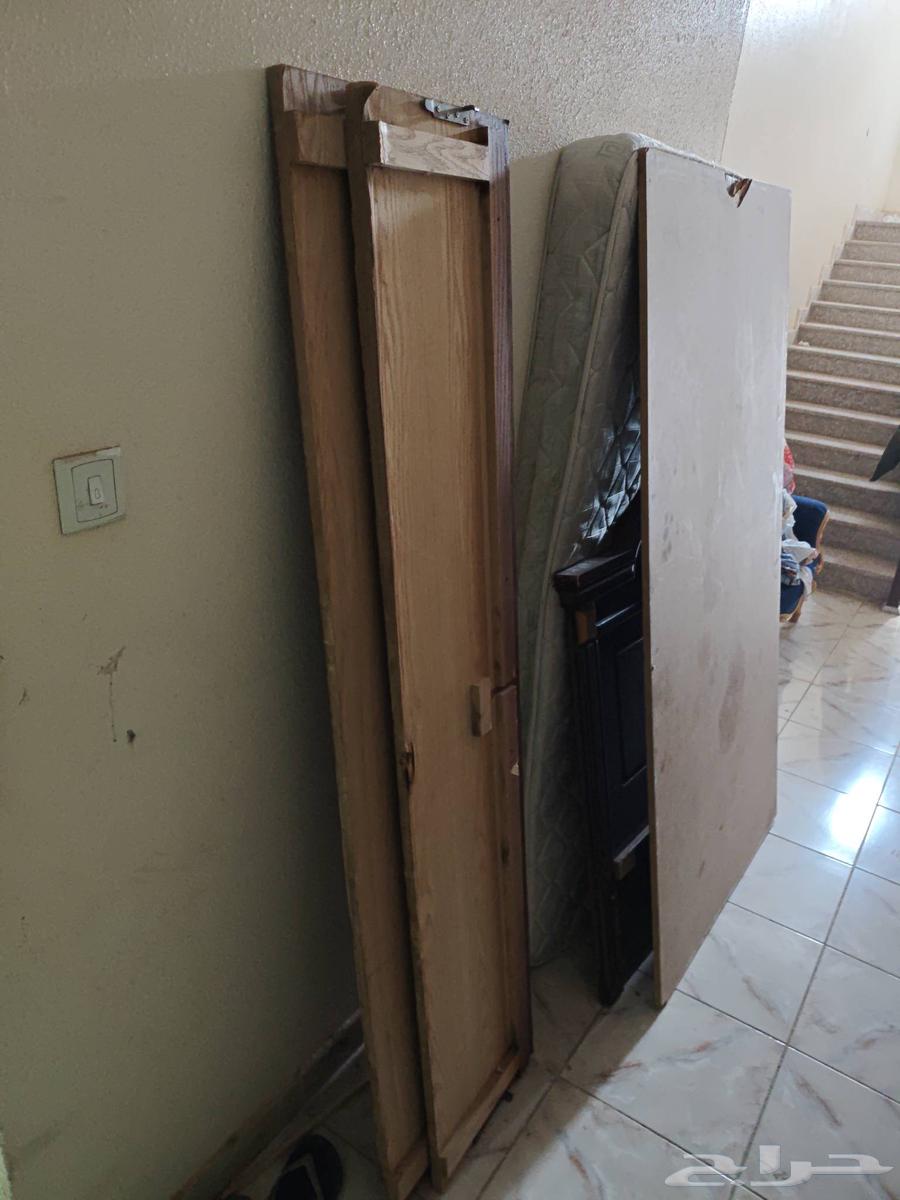 سرير خشب بالمرتبة حالة جيدة64423864275714110