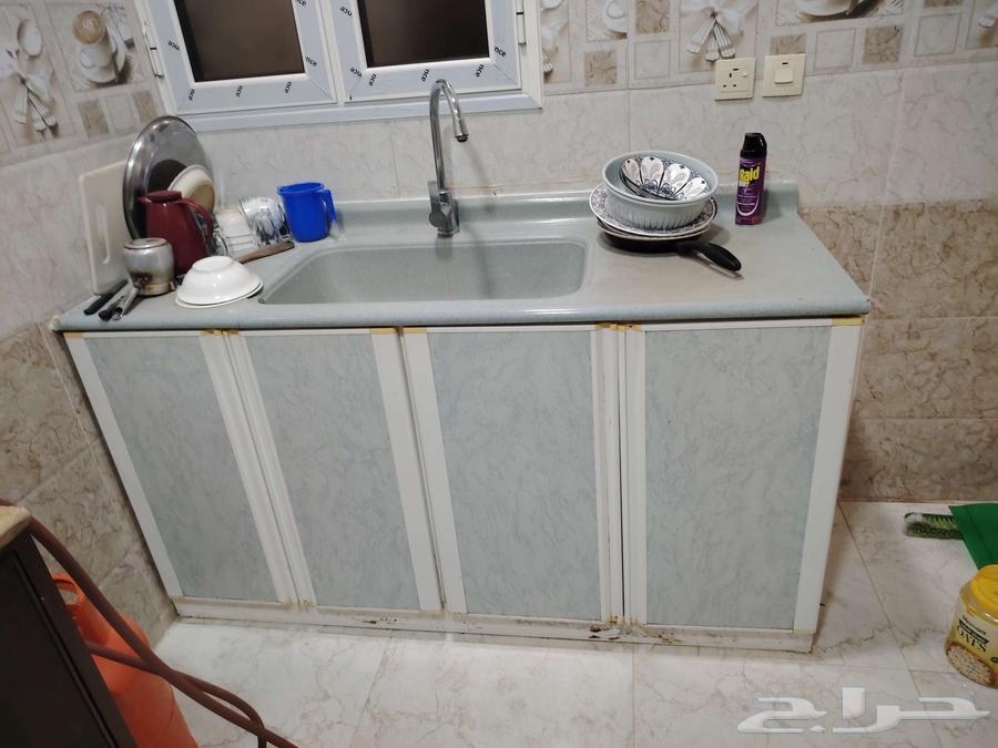 مطبخ نضيف ومغسله الخلاط جديد المكيف طن ونص يبغى له فريون64423408738817110