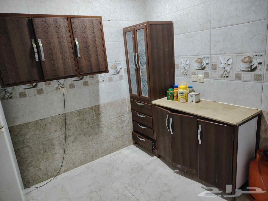 مطبخ نضيف ومغسله الخلاط جديد المكيف طن ونص يبغى له فريون64423408738817111