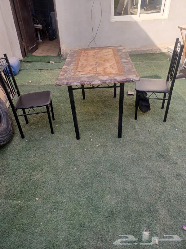 Dining table with two chairs64421013332866110