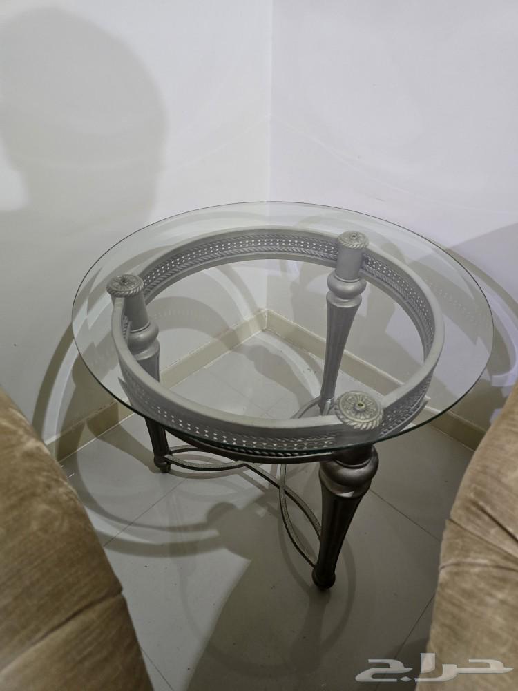 طقم كنب غير مستخدم للبيع مع طاولات الخدمه64424579673217110