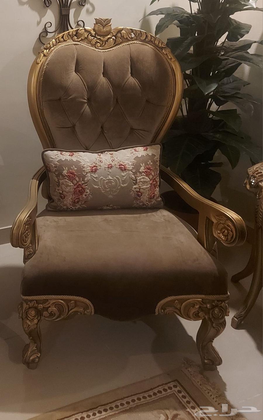 طقم كنب كلاسيك فاخر للبيع64425743891841110