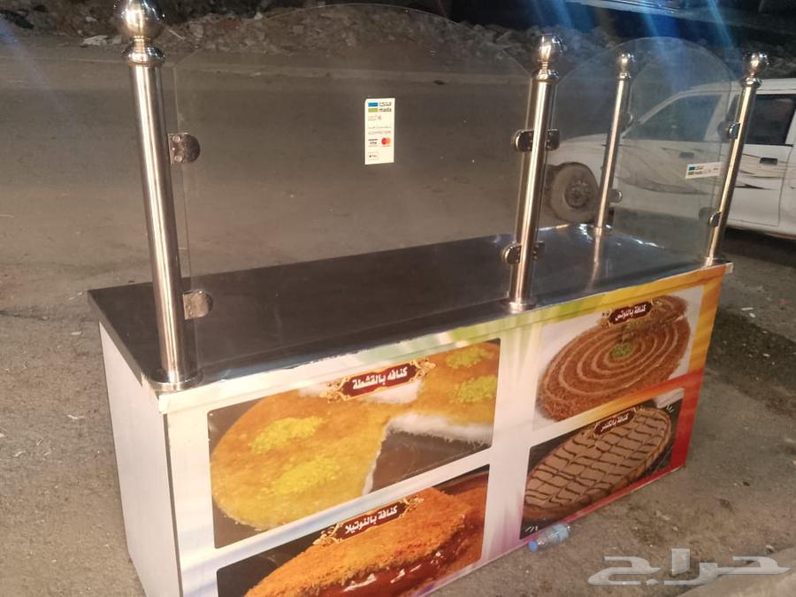 Stainless steel table with stainless steel enclosure on all sides, two meters in diameter64429708490625113