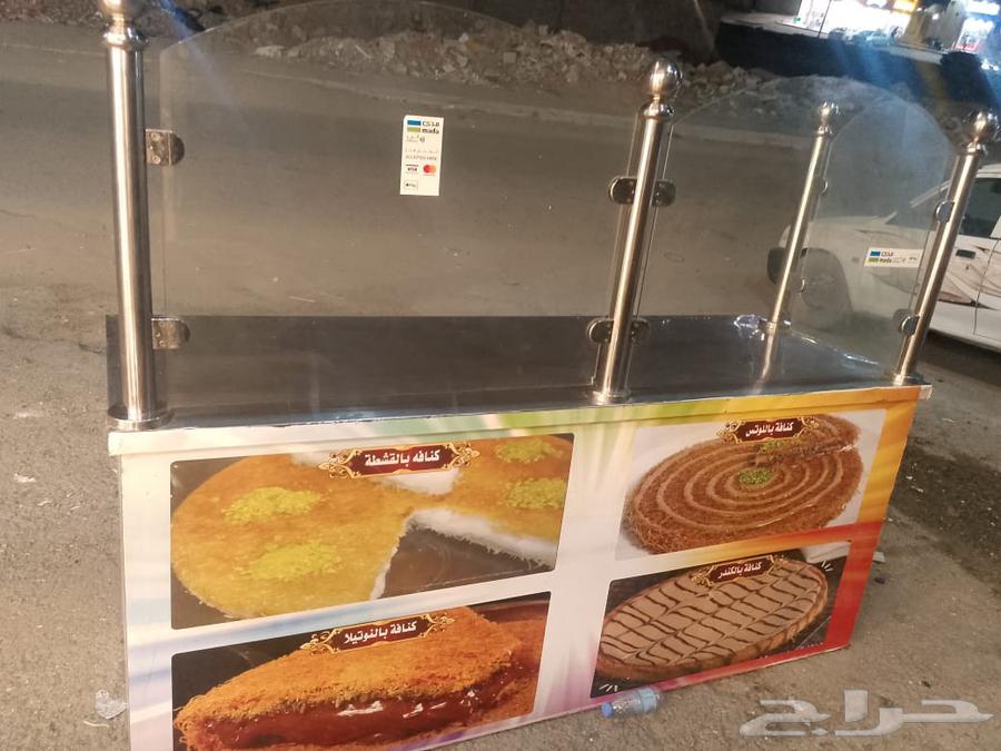 Stainless steel table with stainless steel enclosure on all sides, two meters in diameter64429708490625112