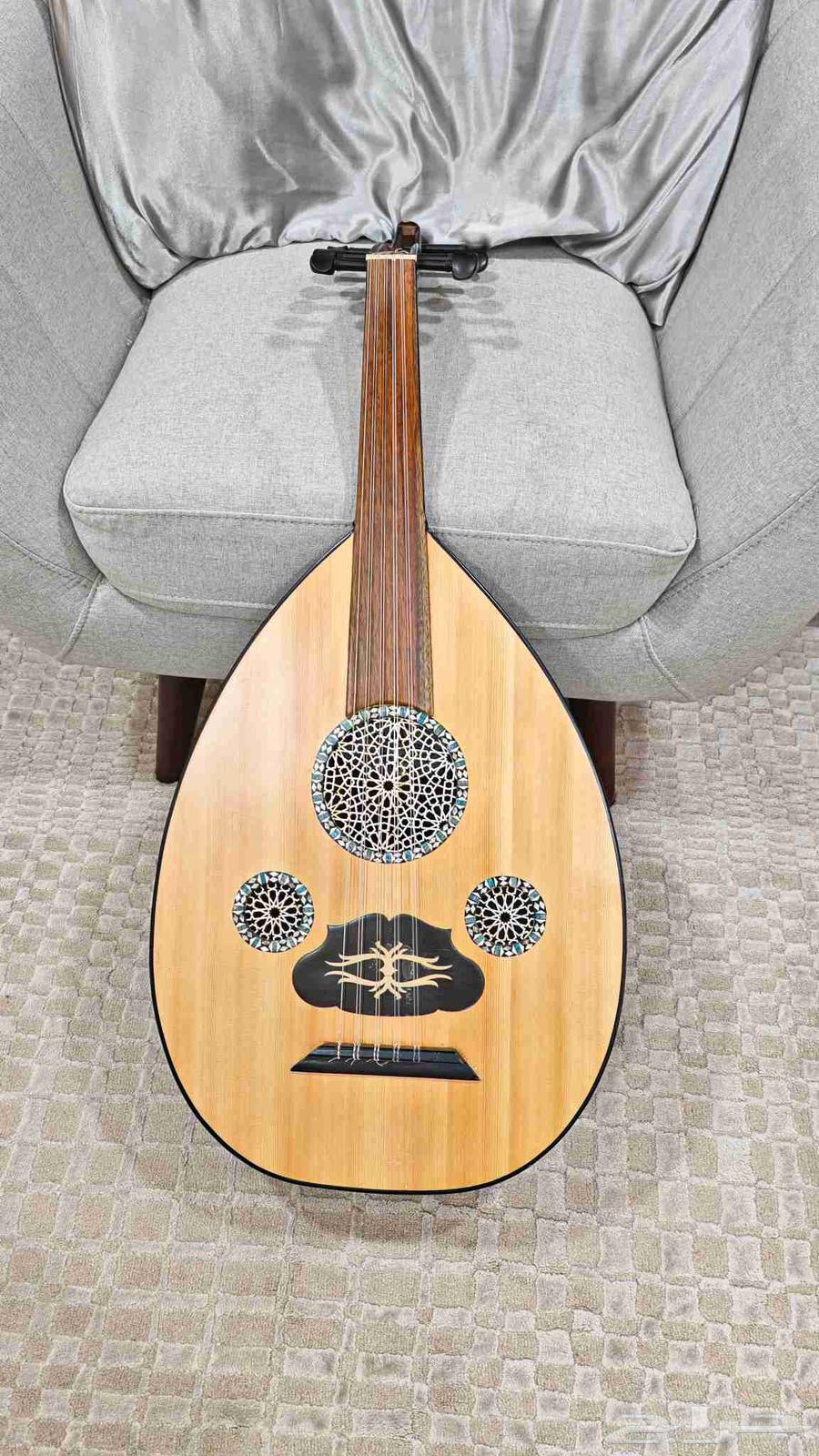 عود مع أوتار و ريشة للبيع64427919257474110