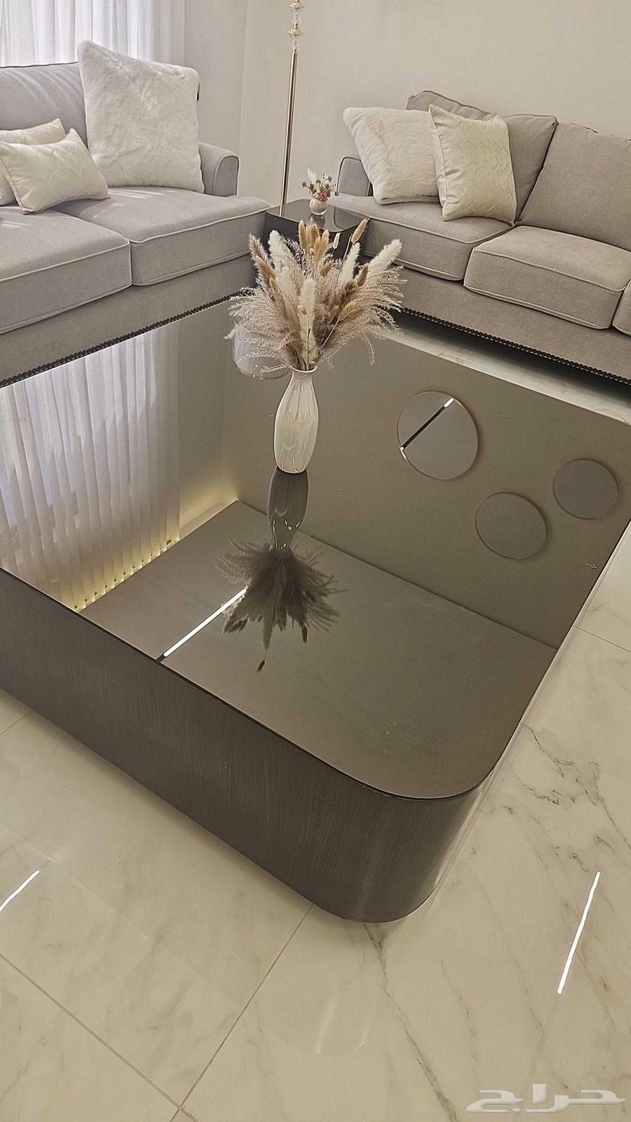 طاوله مربعه مع استقبال و 4 خدمه صغار فخمه64427596260353110