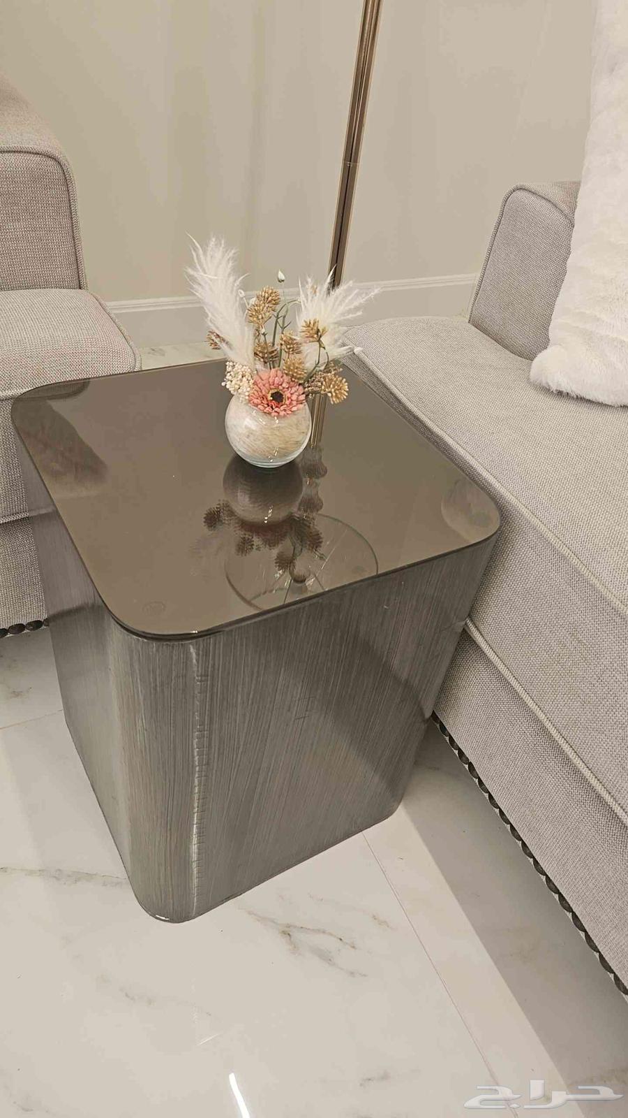 طاوله مربعه مع استقبال و 4 خدمه صغار فخمه64427596260353112