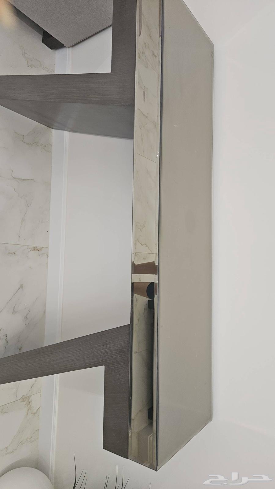 طاوله مربعه مع استقبال و 4 خدمه صغار فخمه64427596260353113