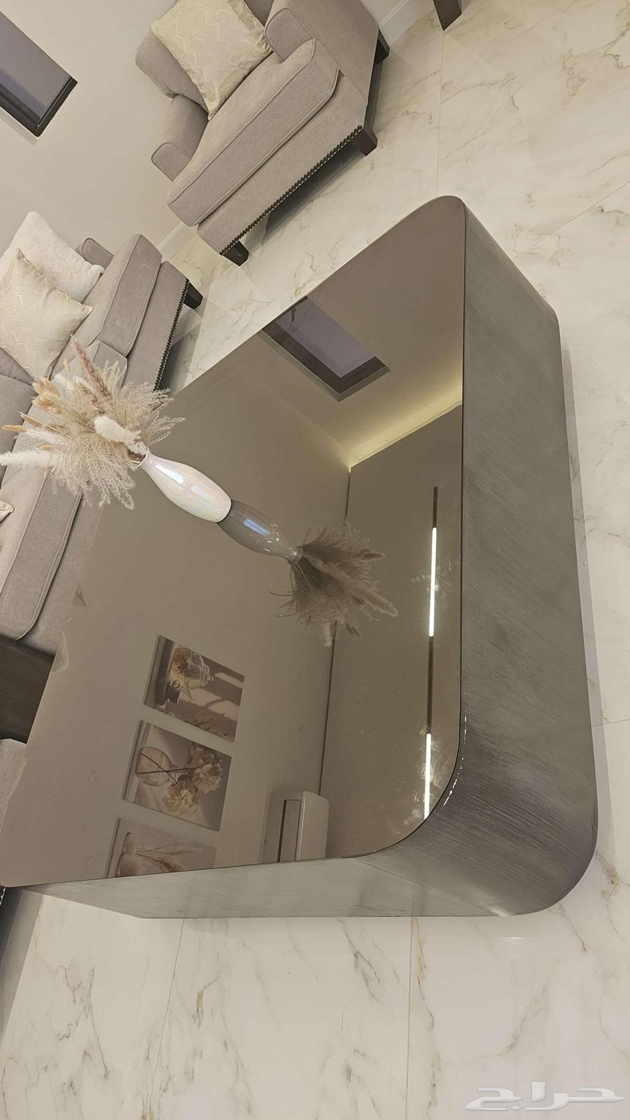 طاوله مربعه مع استقبال و 4 خدمه صغار فخمه64427596260353111