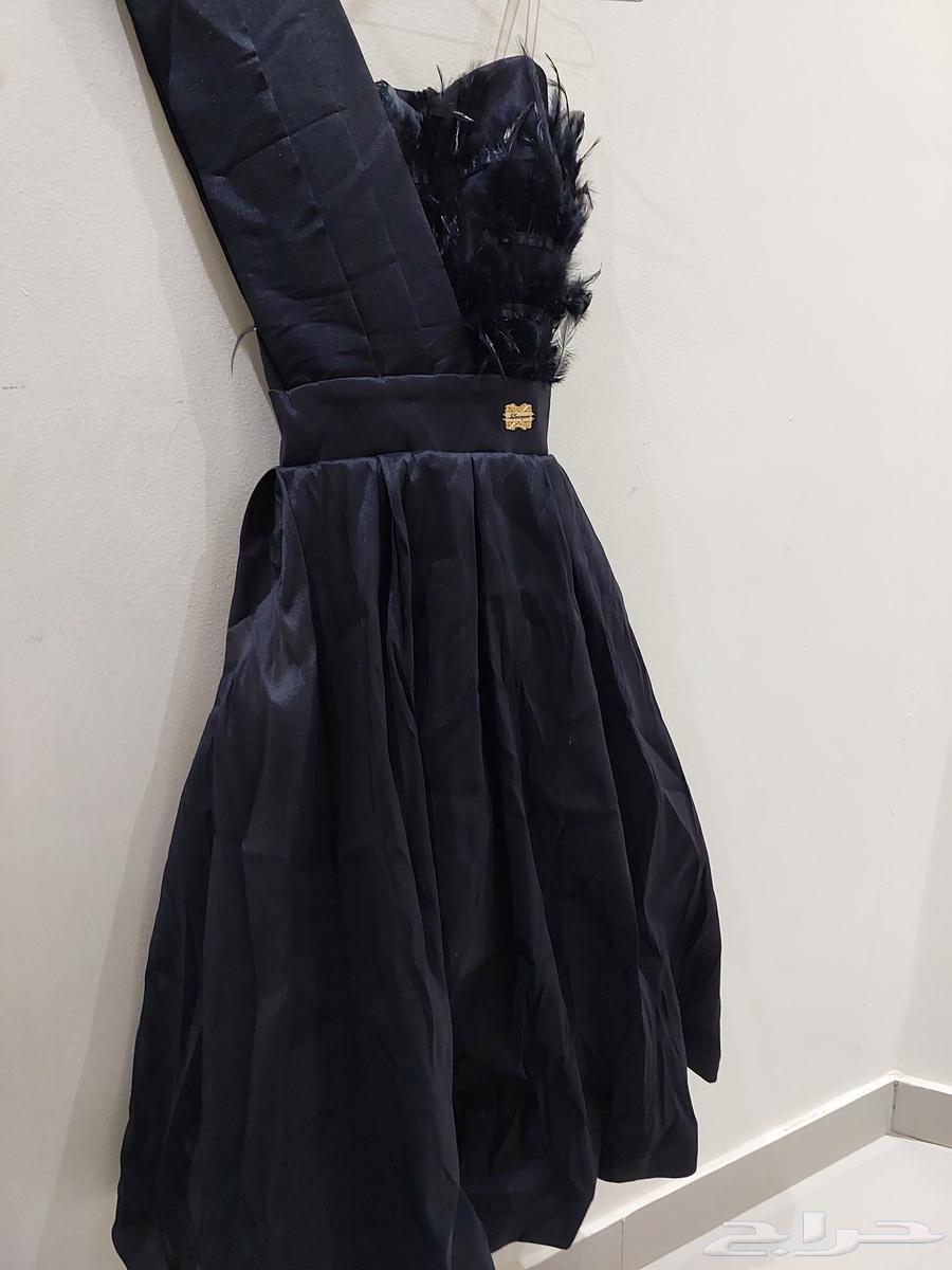 فستان سواريه كتف الريش الأسود64432809261698110